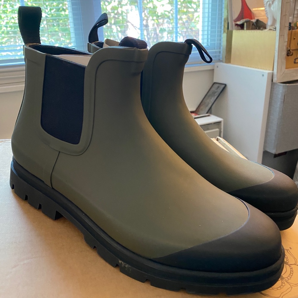 Everlane Rain boot in Khaki.